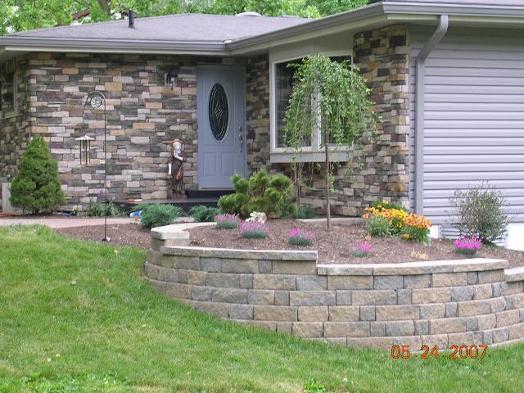 Pavestone wall and stone veneer / Anderson