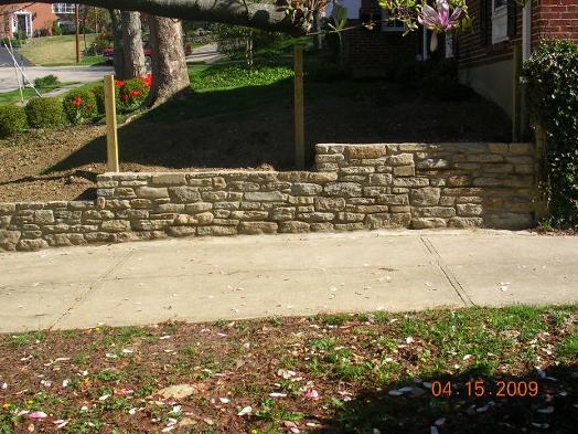 Ashlar pattern retaining wall / Walnut Hills